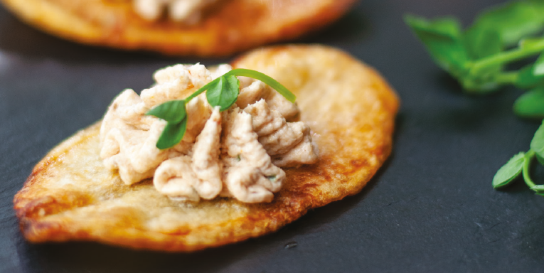 Croustillant de pomme de terre, mousse saumon fumé et champignons des bois