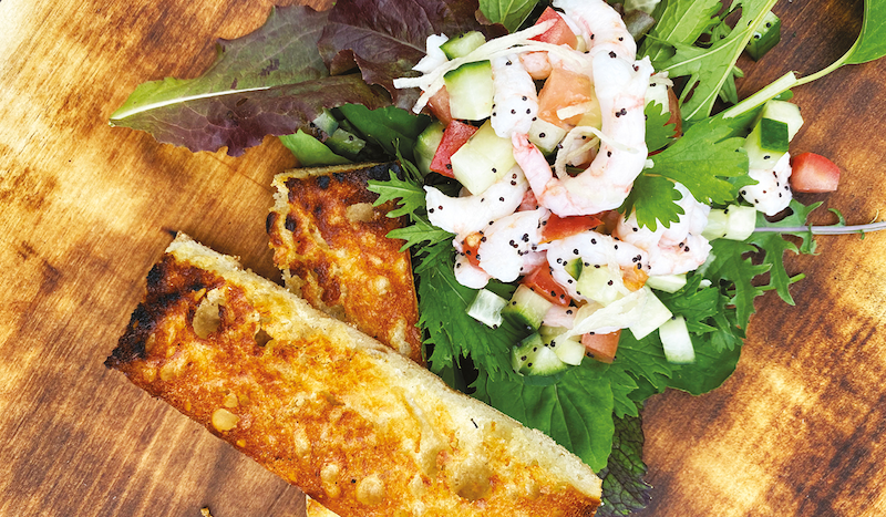 Salade de crevettes nordiques, baguette à la drêche gratinée