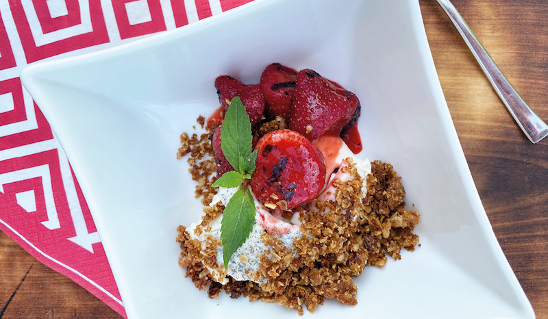 Fraises grillées, panacota au mélilot et crumble à l'avoine